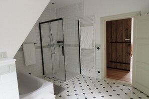 Badewanne, Haartrockner, Handtücher, Seife