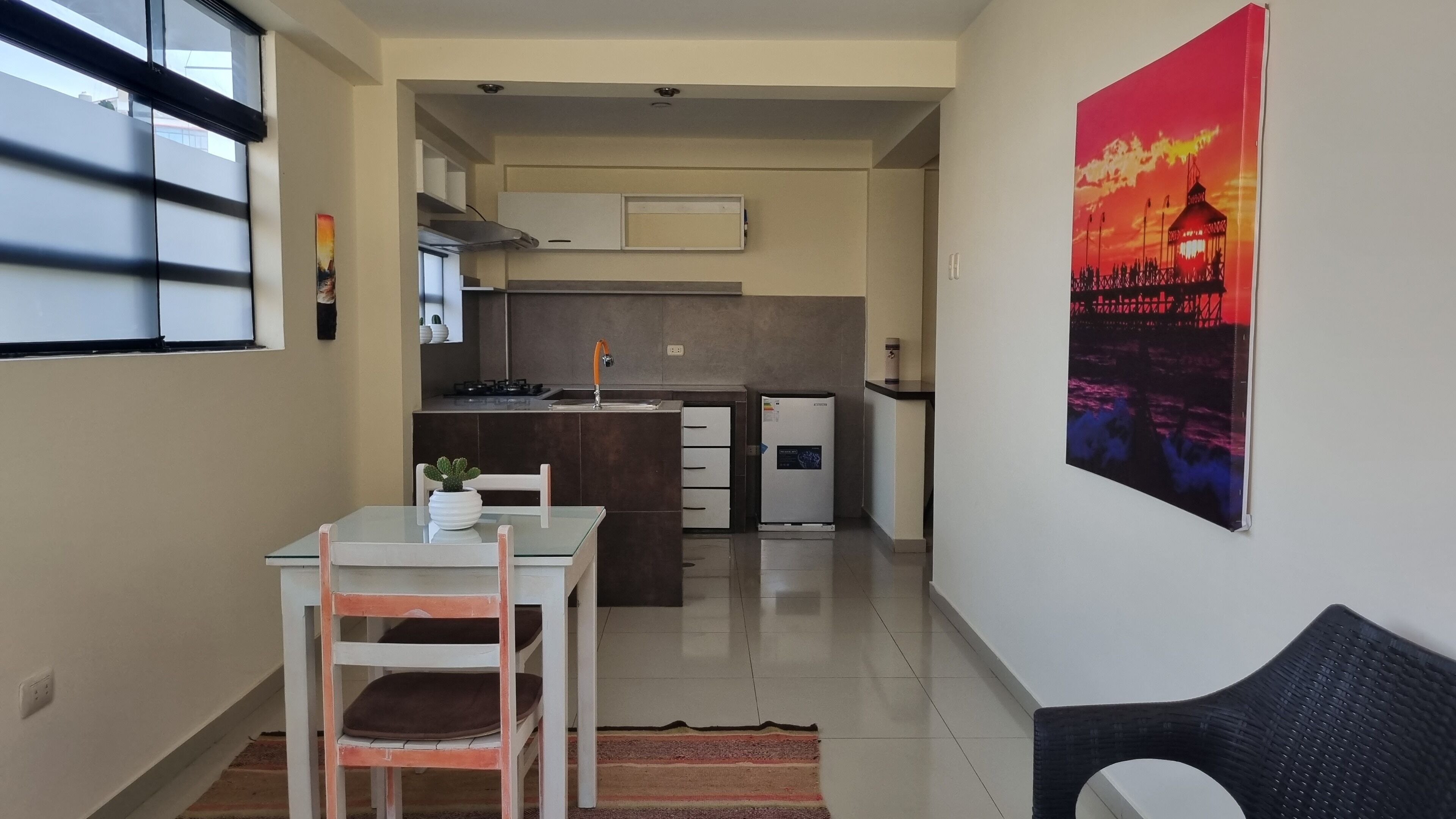 Refrigerador, tetera eléctrica, utensilios de cocina y comedor 