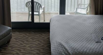 Fancy Skyrise on Boardwalk Near Casinos Room 1