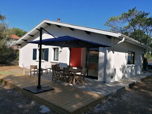 Outdoor dining - Beautiful fully renovated villa, cycle track 50 m'away, beach 2 mins away, 4 bedrooms. (Andernos-les-Bains)