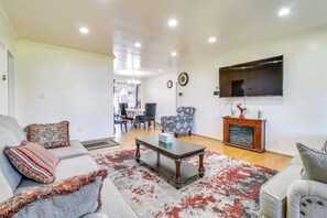 Smart TV, fireplace - Smart 2 bedroom house with a pool and garden view<br>Sleeps 6 .Near CSUN (Los Angeles)