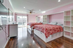 2 bedrooms, desk, iron/ironing board, free WiFi - Smart 2 bedroom house with a pool and garden view<br>Sleeps 6 .Near CSUN (Los Angeles)