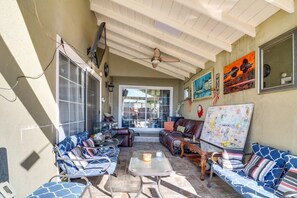 Interior - Smart 2 bedroom house with a pool and garden view<br>Sleeps 6 .Near CSUN (Los Angeles)