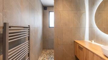 Douche, sĂšche-cheveux, savon, papier toilette