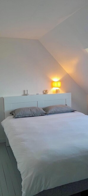 2 Schlafzimmer, Schreibtisch, Bügeleisen/Bügelbrett, Reisekinderbett