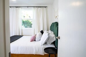 2 camere, una scrivania, ferro/asse da stiro, culla da viaggio