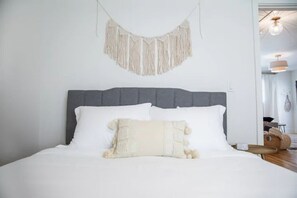 2 bedrooms, desk, iron/ironing board, travel crib - The Crystal | Lovely, Comfy, & Super Walkable (Nashville)