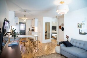 Smart TV, Netflix, streaming services - The Crystal | Lovely, Comfy, & Super Walkable (Nashville)