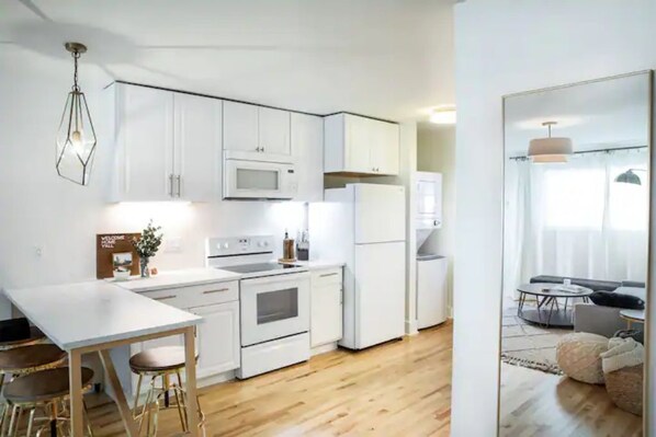 Fridge, microwave, oven, stovetop - The Crystal | Lovely, Comfy, & Super Walkable (Nashville)
