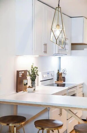 Frigorifero, microonde, forno, piano cottura