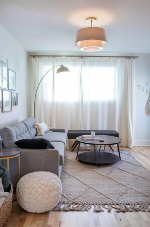 Smart TV, Netflix, streaming services - The Crystal | Lovely, Comfy, & Super Walkable (Nashville)