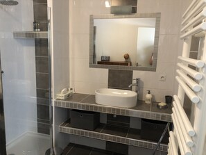 Douche, sèche-cheveux, papier toilette