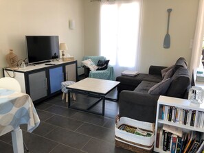 TV connectée, lecteur de DVD, table de tennis de table, livres