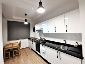 Frigorífic, forn, placa de cuina i bullidora elèctrica