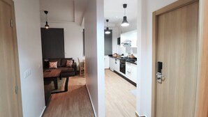Um apartamento moderno com sala de estar, cozinha e área de jantar.