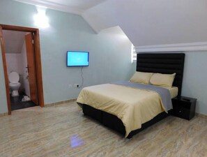 2 Schlafzimmer, Schreibtisch, Bettwäsche