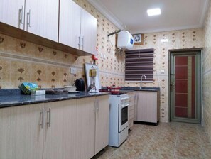 Kühlschrank, Mikrowelle, Ofen, Wasserkocher