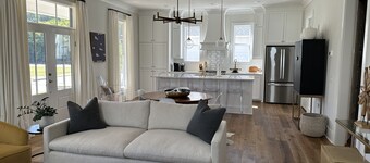 Top Rated home in Starkvegas for a game day experience!! 3 Min from campus!