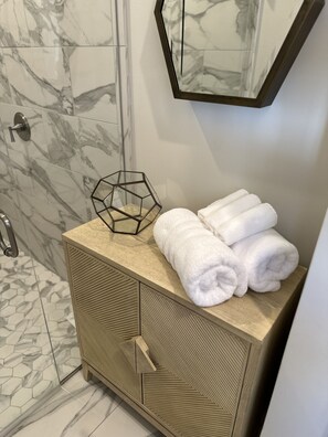 Combined shower/bathtub, hair dryer, towels, soap
