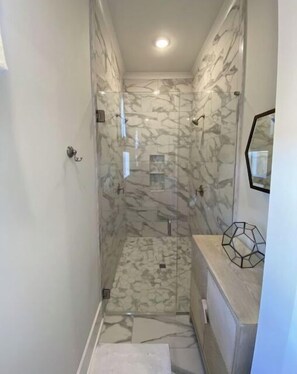 Combined shower/bathtub, hair dryer, towels, soap - Top Rated home in Starkvegas for a game day experience!! 3 Min from campus! (Starkville)
