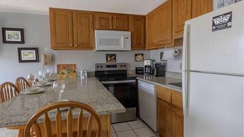 Kylskåp, mikrovågsugn, ugn och spishäll