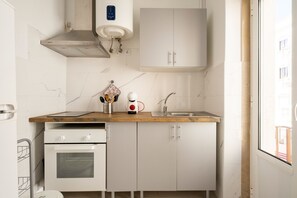 Fridge, microwave, oven, stovetop - Flowers House - Beachside Gateway (Nazaré)
