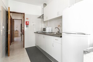 ثلاجة، ميكروويف، فرن، موقد طهي مسطح