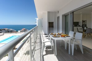 Outdoor dining - Pérola da Nazaré - Sea & Pool View (Nazaré)