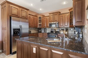 Frigorífico, microondas, horno y placa de cocina