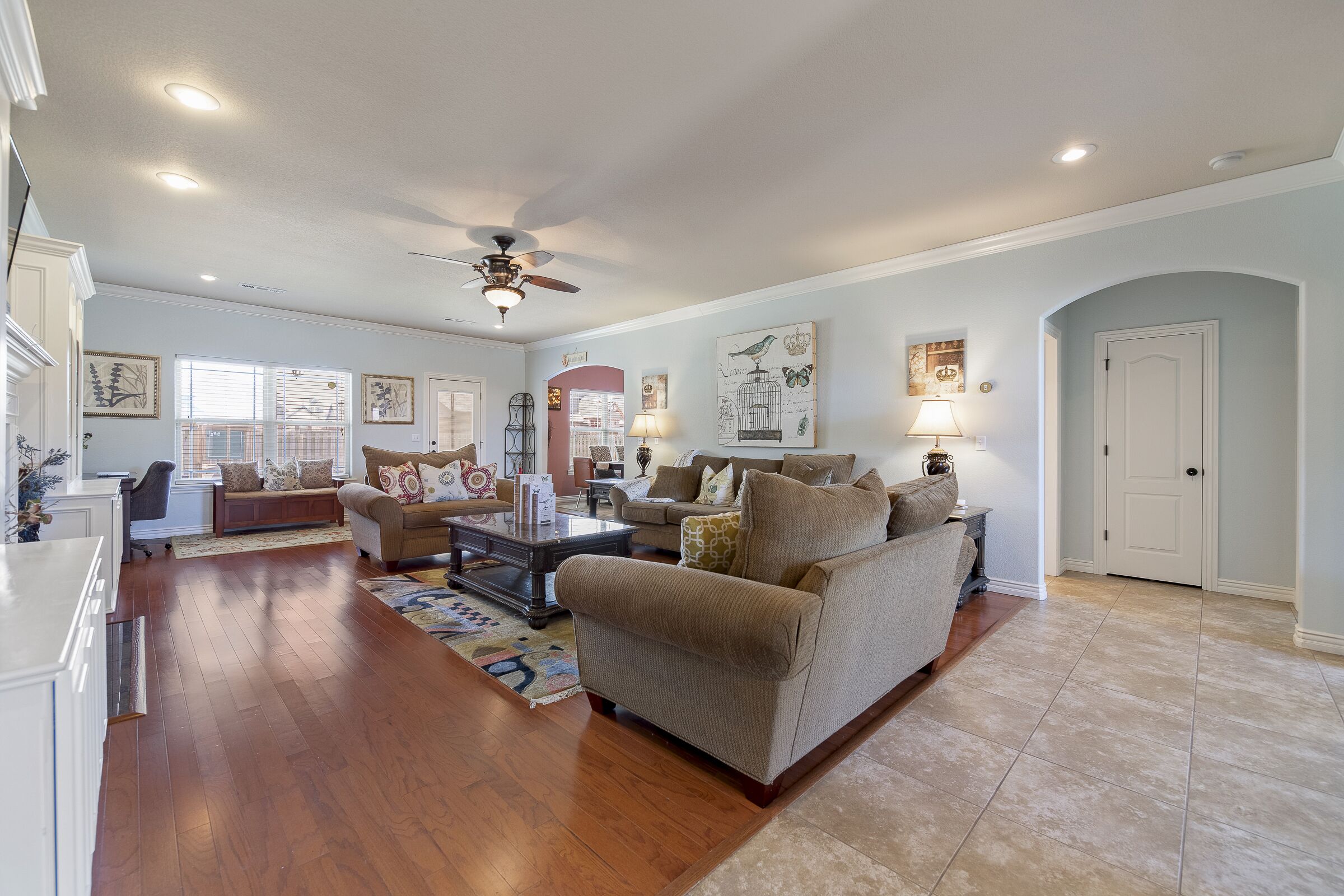 تلفزيون ذكي، ألعاب فيديو، مشغل دي في دي، كُتُب