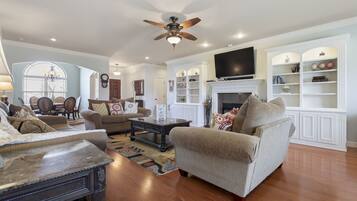 Älytelevisio, videopelejä, DVD-soitin, kirjoja