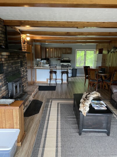 Private cabin 1 acre lot. Close to town, Lake Superior, beaches, trails, casino