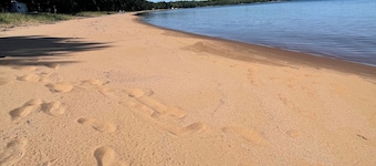 Private cabin 1 acre lot. Close to town, Lake Superior, beaches, trails, casino