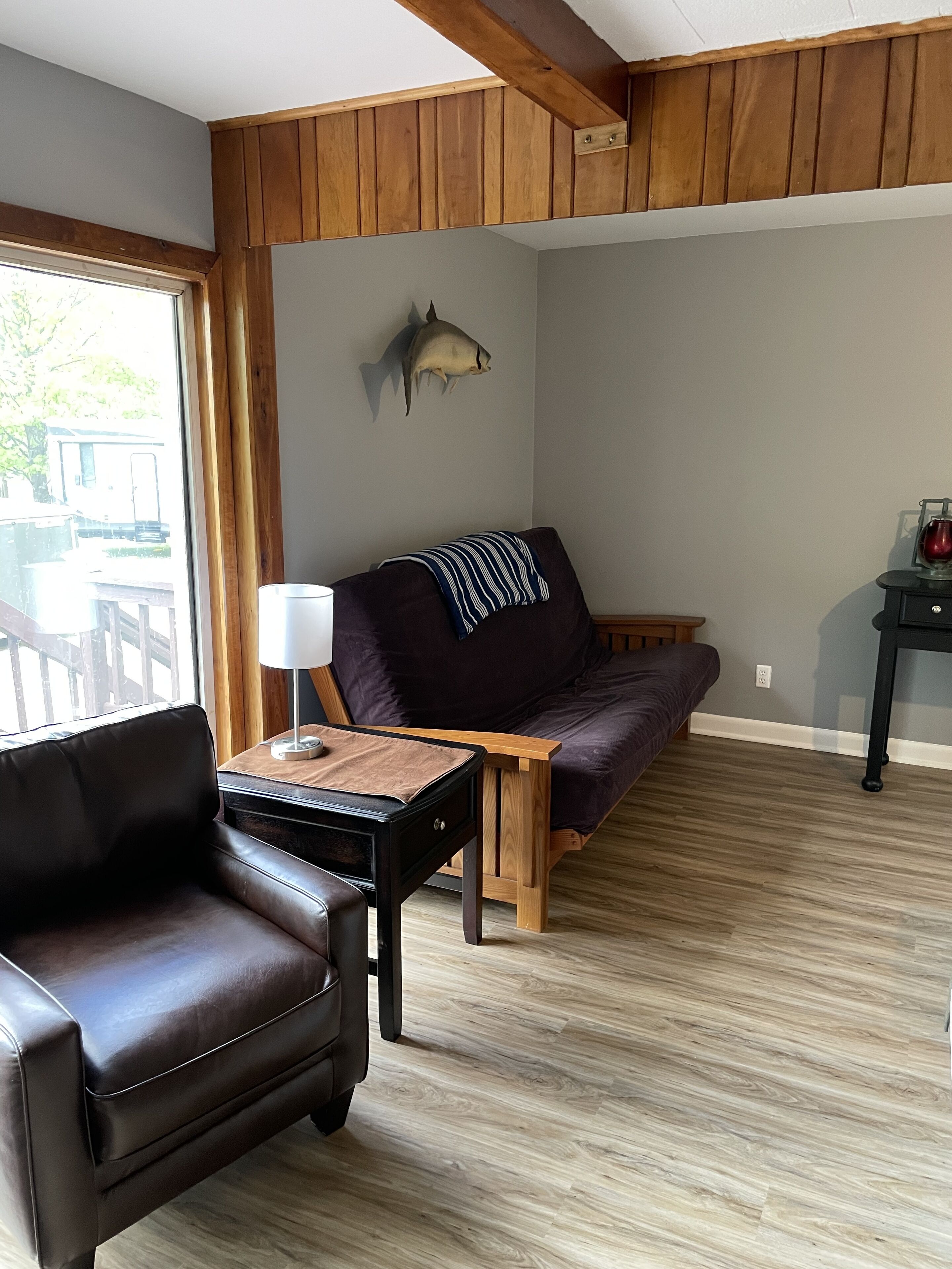 Smart-tv, dvd-spelare och en stereo