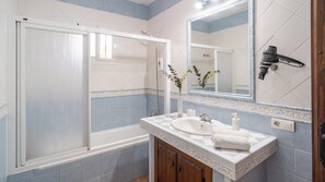 Badewanne, Haartrockner, Handtücher