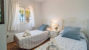 3 makuuhuonetta, silitysrauta/-lauta, vauvan matkasänky, Wi-Fi