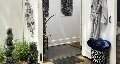 🐳 The Whale Song - Dog-Friendly Studio