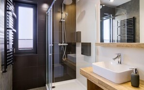 Deluxe-Apartment | Badezimmer | Dusche, Haartrockner, Handtücher