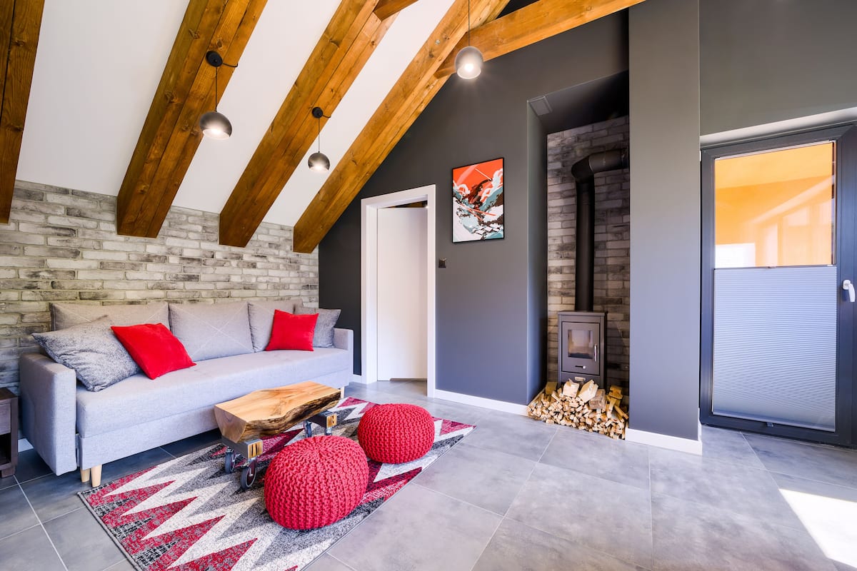 2 habitaciones, muebles diferentes y espacio para trabajar con laptop
