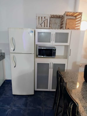 Refrigerador, microondas, parrilla de estufa y lavavajillas
