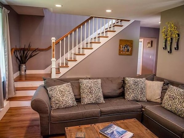 تلفزيون، مدفأة، مكتب