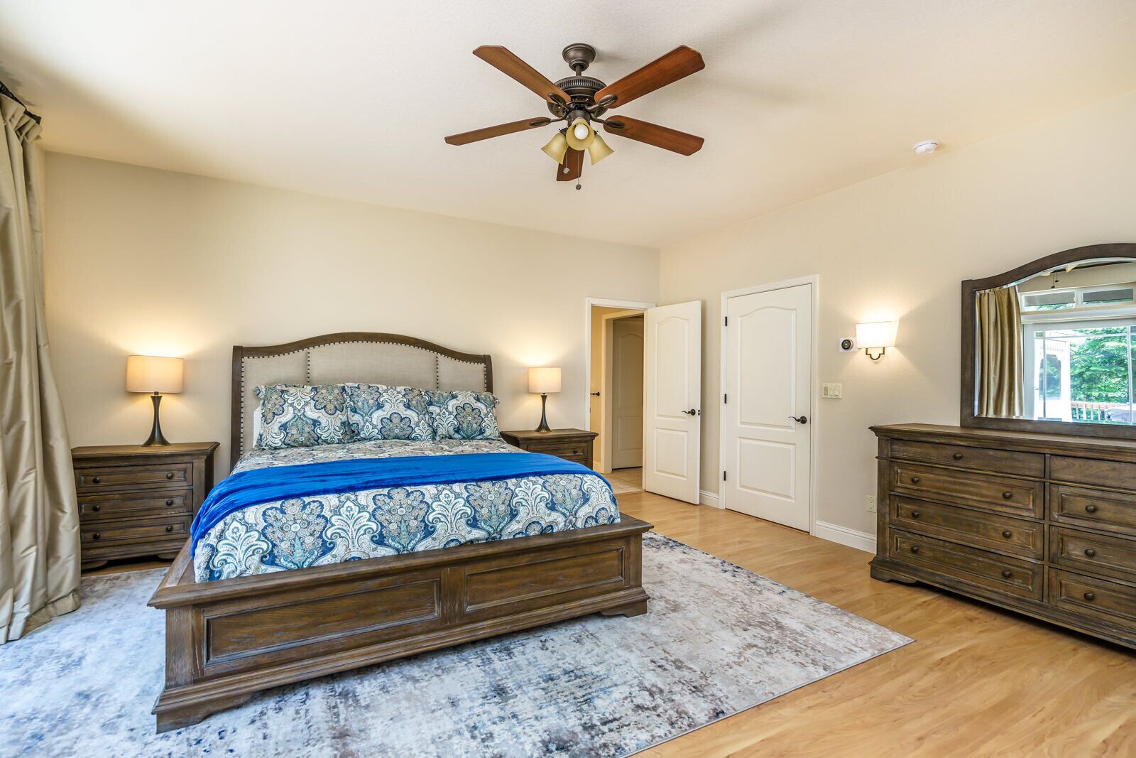 4 bedrooms, desk, iron/ironing board, free WiFi