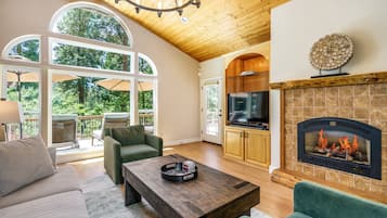 Smart-tv, eldstad, dvd-spelare och ett filmbibliotek