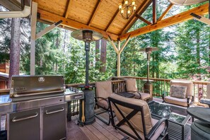 Outdoor dining - Luxury Home In Arnold With Tons of Privacy & Space (Arnold)