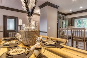House, Multiple Beds, Jetted Tub, Mountain View | Interior