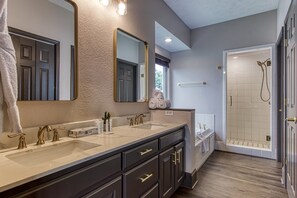 Casa, varias camas, hidromasaje, vista a la montaña | Baño | Tina de hidromasaje y amenidades de baño de diseñador 