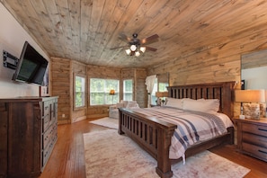 6 bedrooms, individually decorated, individually furnished, desk