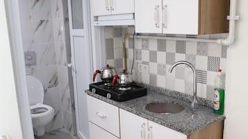 Economy Room | Dapur peribadi | Peti sejuk mini, alat memasak/pinggan mangkuk/perkakas dapur