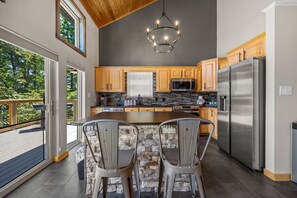 小屋, 多张床, 热水浴缸, 山景 | 私人厨房 | 冰箱、微波炉、烤箱、炉灶