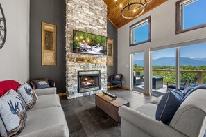 小屋, 多张床, 热水浴缸, 山景 | 起居区 | 50-英寸纯平电视（配备数码频道）、电视、壁炉